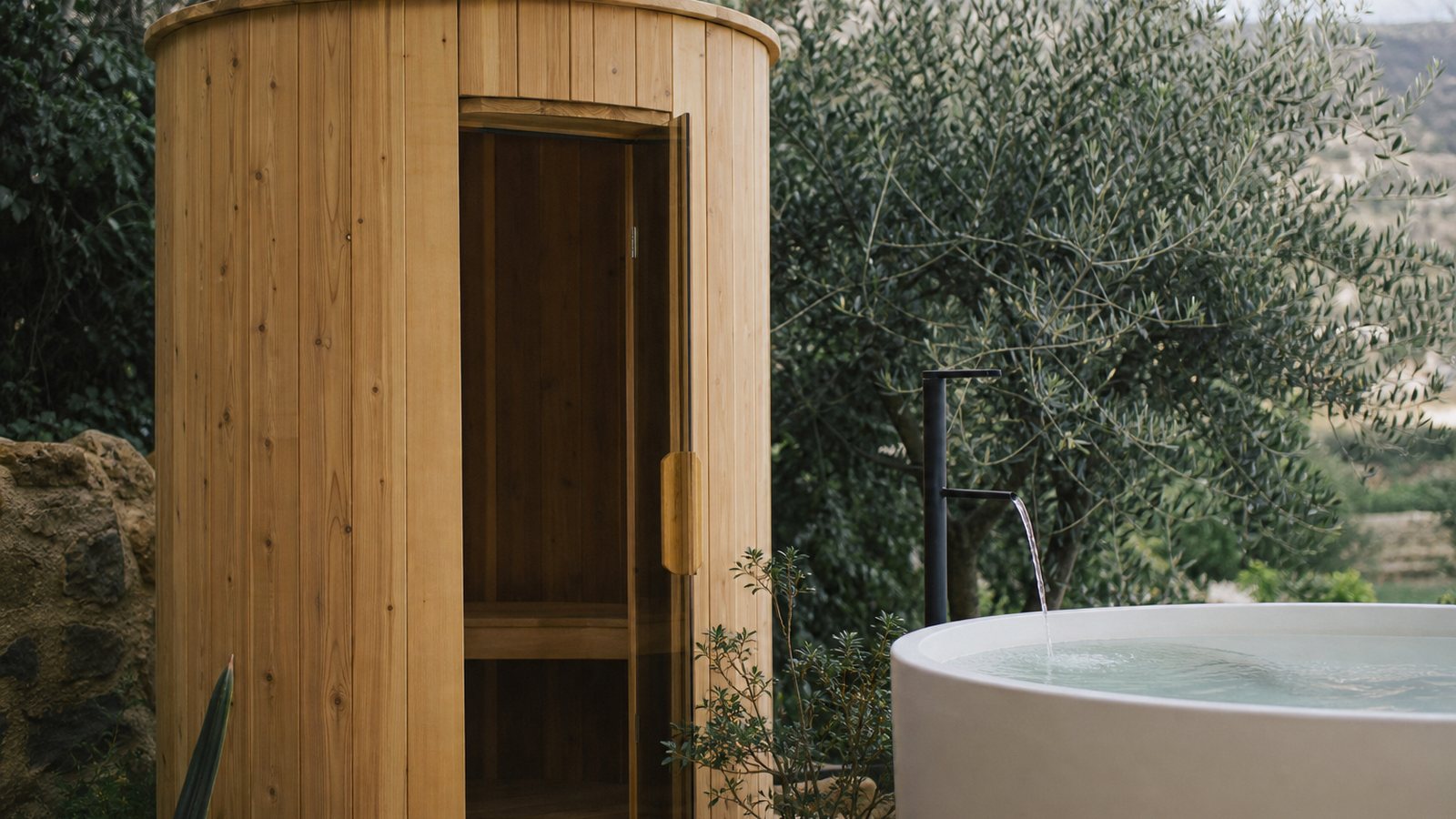 Détail du grain et de l'assemblage des banquettes en bois clair d'un sauna finlandais
