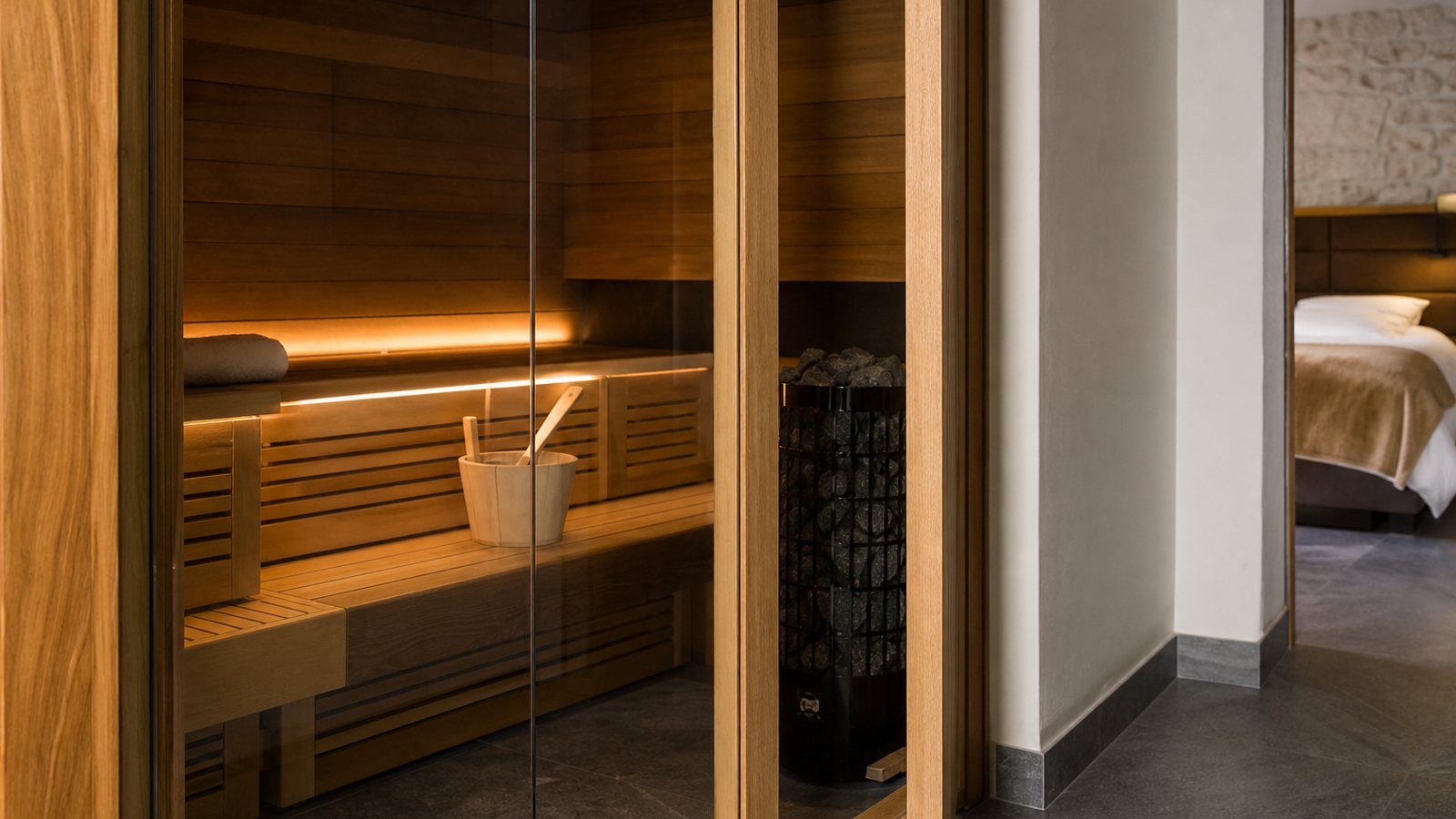 Sauna sur mesure en cours de montage dans une maison, bardage bois posé par un artisan